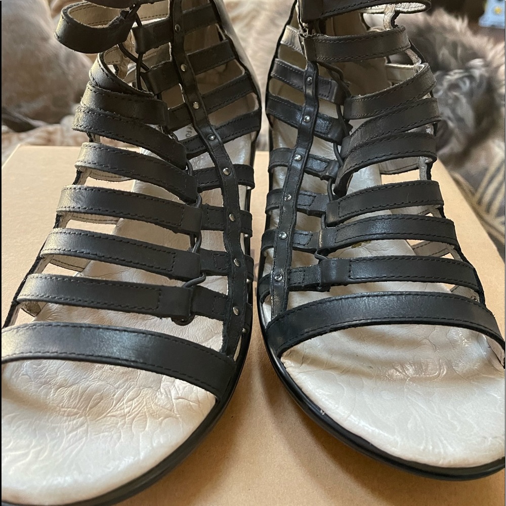 Jambu size 9 gladiator sandals like new in box